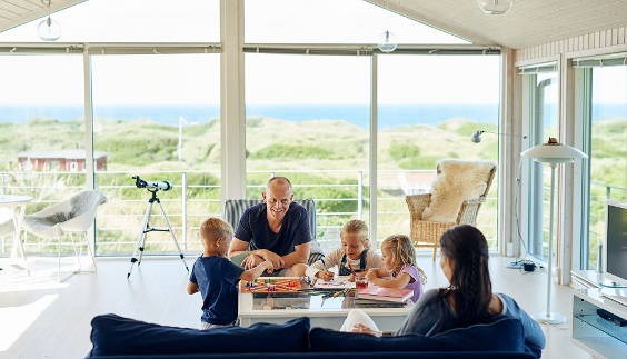 Familie im Ferienhaus Dänemark Sommerurlaub